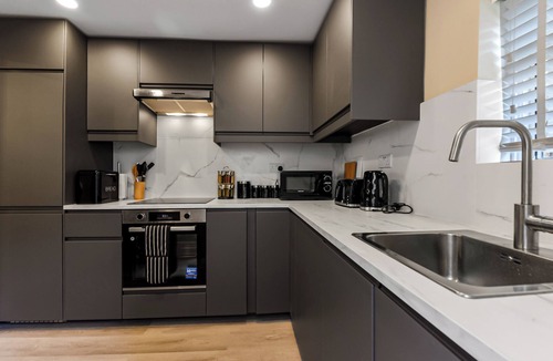 Tottenham House | Earthly Comforts, 3 BD Escape - Sleeps 8!