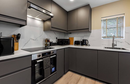 Tottenham House | Earthly Comforts, 3 BD Escape - Sleeps 8!