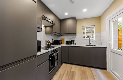 Tottenham House | Earthly Comforts, 3 BD Escape - Sleeps 8!