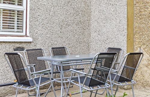 Tottenham House | Earthly Comforts, 3 BD Escape - Sleeps 8!