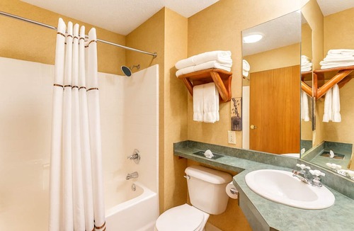Peoria Hotel | Ease Your Senses! Elegant Lodging with Stunning Views of IL's River Valley