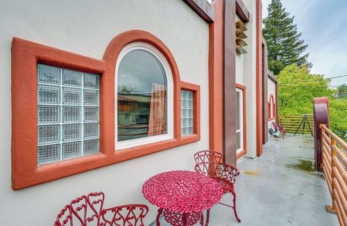 Fair Oaks Condo | Easily Explore Fair Oaks Village! Unique Condo