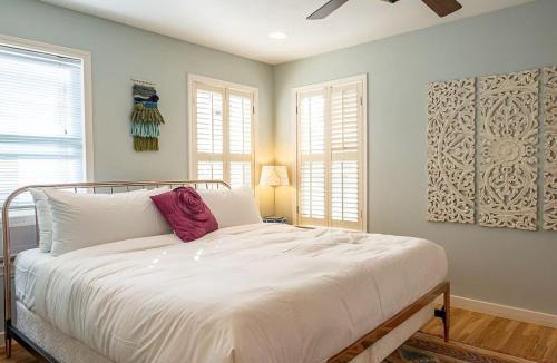 Rosewood House | East ATX 3BR 2BA, Patio and Fire Pit Mins to Downtown by Austin Vacay