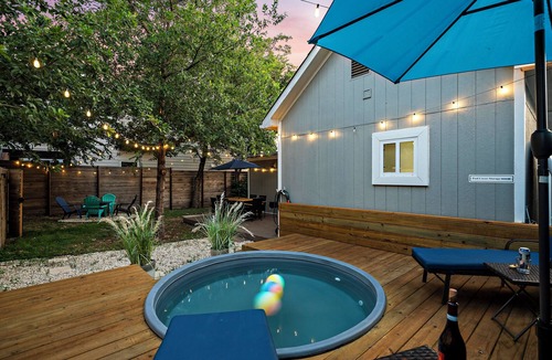 Chestnut House | East ATX Bungalow 3 Bedroom 2 Bathroom Cowboy Pool, Fire Pit and Grill