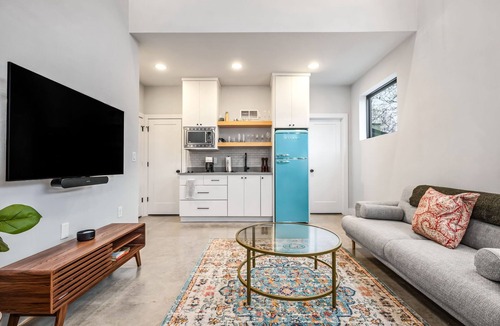 Govalle Apartment | East ATX Casita/Workspace/Near ACC Campus