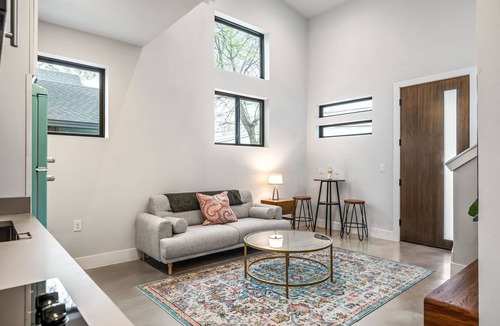Govalle Apartment | East ATX Casita/Workspace/Near ACC Campus