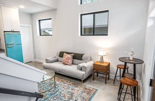 Govalle Apartment | East ATX Casita/Workspace/Near ACC Campus