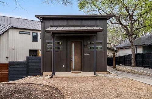 Govalle Apartment | East ATX Casita - Workspace and Near ACC Campus