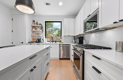 East MLK House | East ATX Dell Children’s Hospital 5 mi to DWTN Free Parking for 2 vehicles