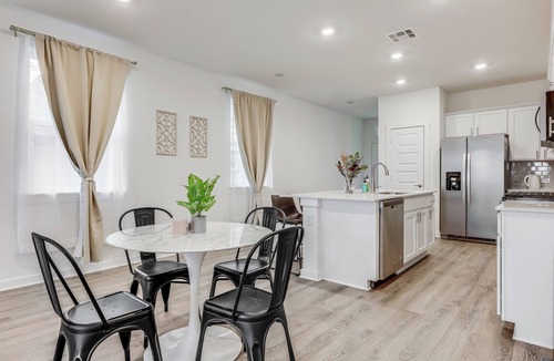 Austin House | East Austin 3BR | Skyline Views | Drop-In + Garage