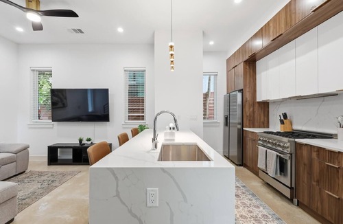 Rosewood House | East Austin Gated Luxury Home-Minutes to Downtown, Airport and Restaurants