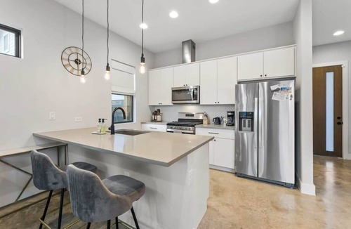 Govalle House | East Austin Home - 2 Bedroom | Large Backyard