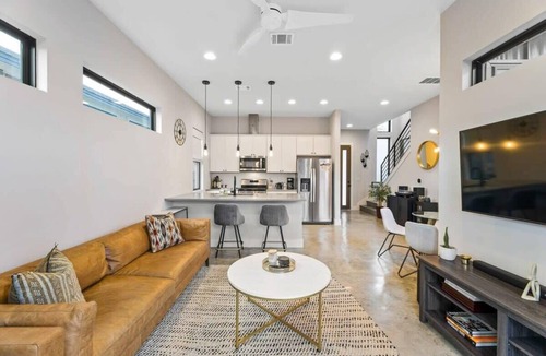 Govalle House | East Austin Home - 2 Bedroom | Large Backyard