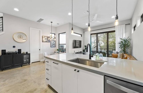 Govalle House | East Austin Home - 2 Bedroom | Large Backyard