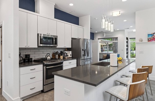 Govalle House | East Austin Retreat Firepit Near Downtown + Nightlife | Govalle Glow