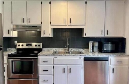 Marietta Ski Chalet | East Cobb: Secluded modern chalet with pool