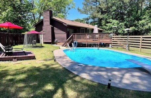 Marietta Ski Chalet | East Cobb: Secluded modern chalet with pool