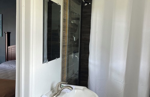 Sarnia Hotel | East Court Motel