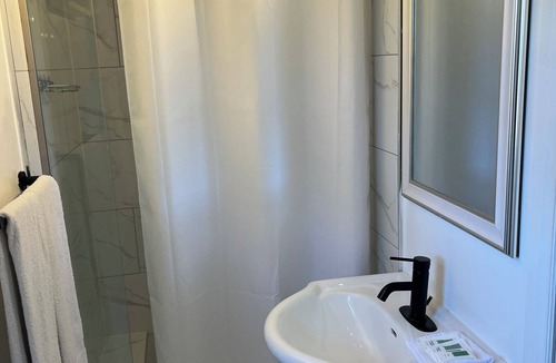 Sarnia Hotel | East Court Motel