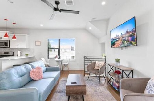 Blackshear-Prospect Hill Apartment | East Downtown 3BR Condo Free Parking Sleeps 7