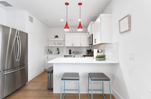 Blackshear-Prospect Hill Apartment | East Downtown 3BR Condo Free Parking Sleeps 7