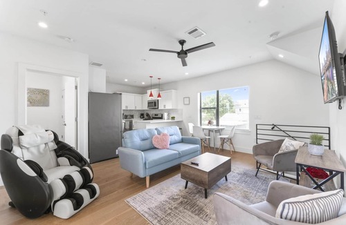 Blackshear-Prospect Hill Apartment | East Downtown 3BR Condo Free Parking Sleeps 7