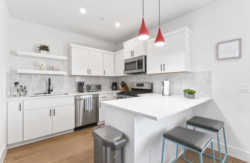 Blackshear-Prospect Hill Apartment | East Downtown 3BR Condo Free Parking Sleeps 7