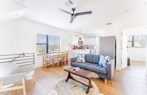 Blackshear-Prospect Hill Apartment | East Downtown 3BR Condo w Fast Wifi and Sleeps 8