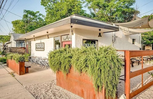 Blackshear-Prospect Hill Apartment | East Downtown 3BR Condo w Fast Wifi and Sleeps 8