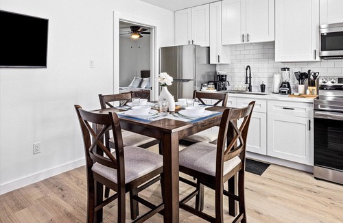 Northside Apartment | East Downtown - Pet-Friendly 1BR |Wi-Fi | Free Parking Newly Renovated