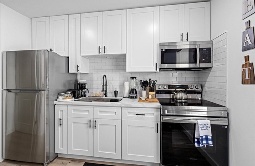 Northside Apartment | East Downtown - Pet-Friendly 1BR |Wi-Fi | Free Parking Newly Renovated
