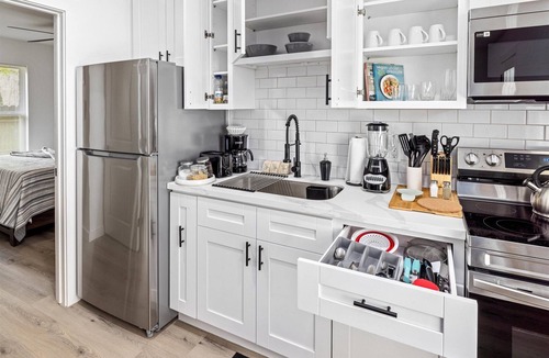 Northside Apartment | East Downtown - Pet-Friendly 1BR |Wi-Fi | Free Parking Newly Renovated