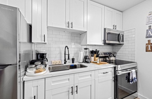 Northside Apartment | East Downtown - Pet-Friendly 1BR |Wi-Fi | Free Parking Newly Renovated