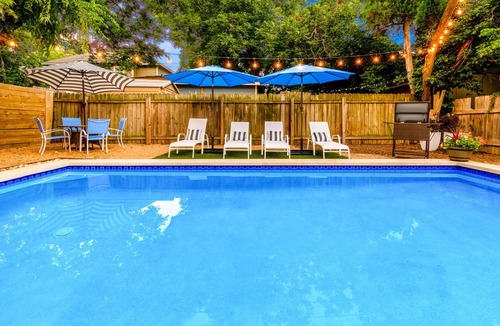 McKinley Heights House | East Downtown Spunky Retreat /Sleeps 16 /Heated Pool