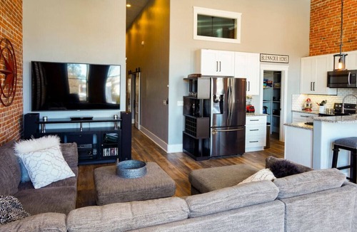 Baker City Apartment | East Empire Theatre Loft, Downtown! Sleeps 4, Local Golfing 50% Off!