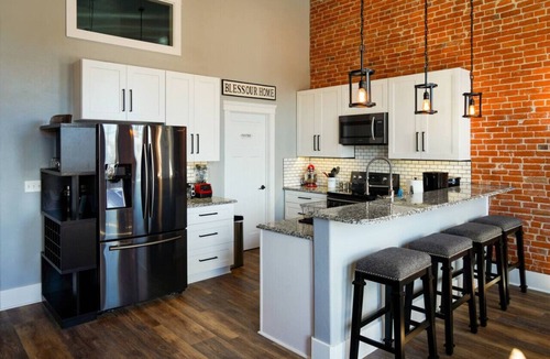 Baker City Apartment | East Empire Theatre Loft, Downtown! Sleeps 4, Local Golfing 50% Off!