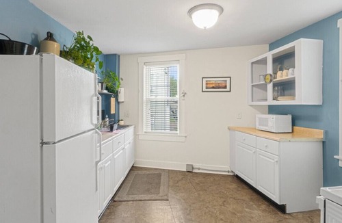 East End Apartment | East end. Walk to food, beer and downtown fun.