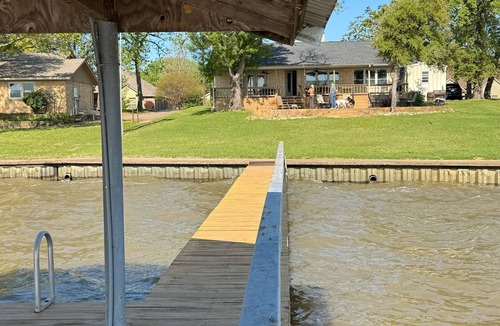 Kemp House | East facing - 3 bedroom, 3 bath home, with dock, large deck.AC and Wifi .