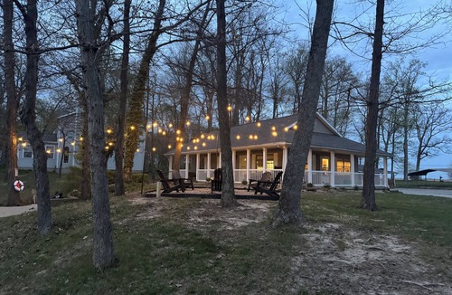 Dundas House | East Fork Lake Lodge steps away from private boat dock