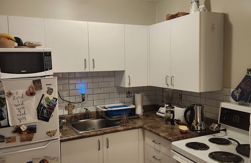 Hamilton Condo | East Hamilton, close to stores, park, and downtown!