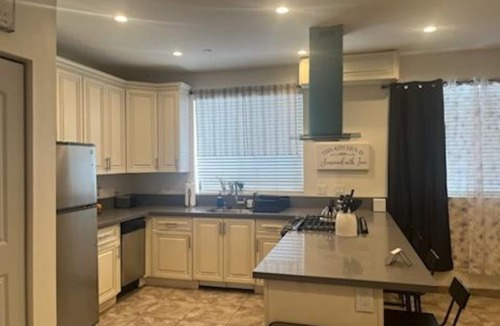 East Hollywood Apartment | East Hollywood Hangout! location with a view