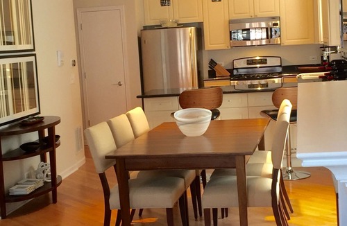 Lake View East Condo | EAST LAKEVIEW DESIGNER CONDO 2 BED/2 BATH, SLEEPS 6!