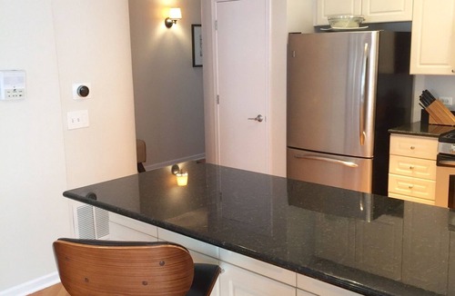 Lake View East Condo | EAST LAKEVIEW DESIGNER CONDO 2 BED/2 BATH, SLEEPS 6!
