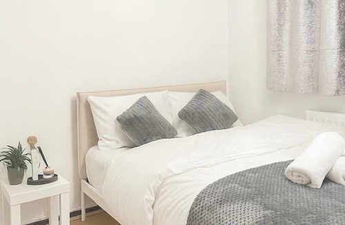 Lansbury House | East London Suites Room E