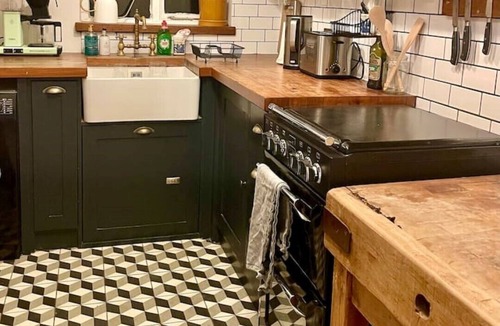 Dalston Apartment | East London Vintage Creative Victorian Maisonette Hackney