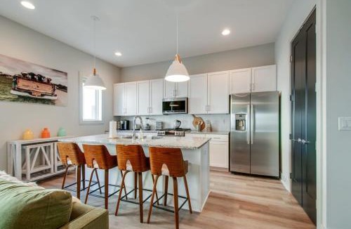 Talbot's Corner House | East Nash Lux - 13 Beds & City Views