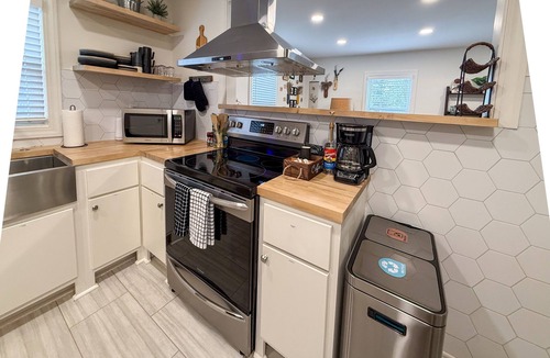 Talbot's Corner House | East Nashville 2BR Retreat - King Bed, Washer/Dryer, Full Kitchen