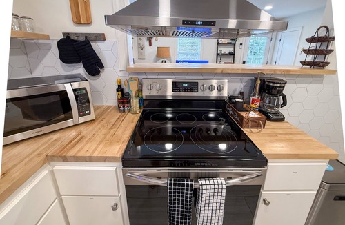 Talbot's Corner House | East Nashville 2BR Retreat - King Bed, Washer/Dryer, Full Kitchen