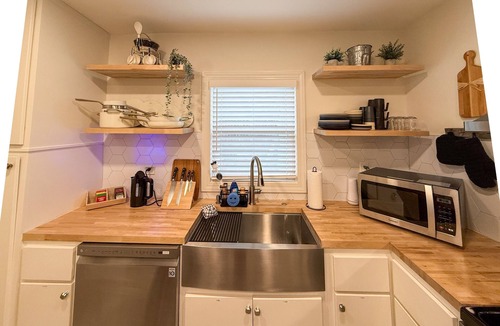 Talbot's Corner House | East Nashville 2BR Retreat - King Bed, Washer/Dryer, Full Kitchen