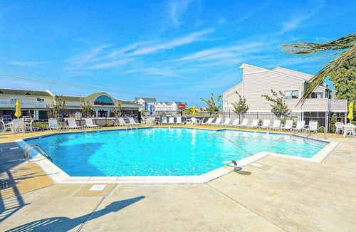Fenwick Island Condo | East of Sun condo with water-view patio, on-site pool & tennis - near beach